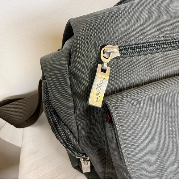 Baggallini ‘Everywhere’ Bag Charcoal Gray Bright Pink Lining Adjustable Strap - Picture 15 of 16